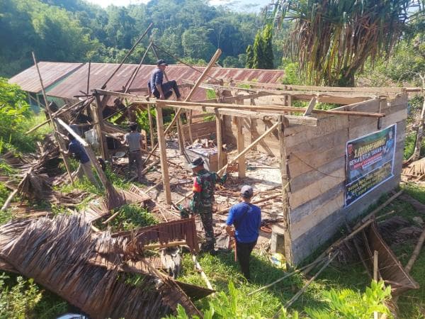 Prajurit Kodim 1418 Mamuju Kompak Kerjakan Rumah Warga yang Tidak Layak Huni Prajurit Kodim 1418 Mamuju Kompak Kerjakan Rumah Warga yang Tidak Layak Huni