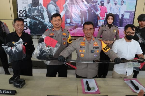 Pria Misterius Bawa Pedang Samurai ke Kantor Bupati Sukoharjo, Ngaku Dapat Bisikan Gaib Pria Misterius Bawa Pedang Samurai ke Kantor Bupati Sukoharjo, Ngaku Dapat Bisikan Gaib