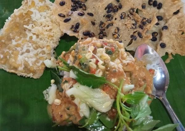Mencicipi Nasi Pecel Legendaris Mbok Rah Ponorogo, Sambalnya Khas dan Lauknya Enak Mencicipi Nasi Pecel Legendaris Mbok Rah Ponorogo, Sambalnya Khas dan Lauknya Enak