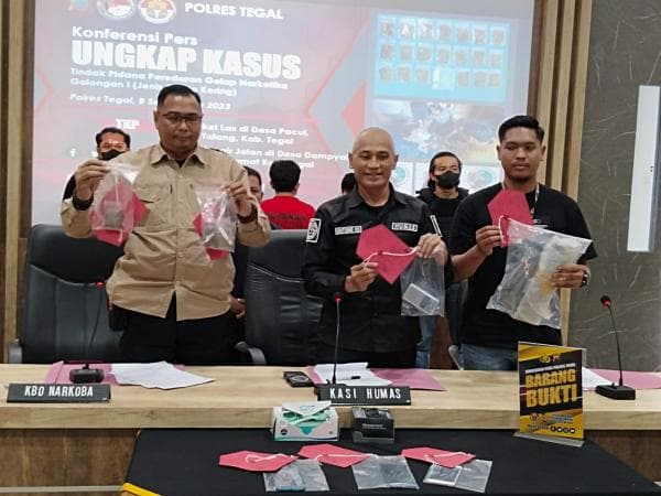 3 Pengedar Narkoba Ditangkap, 1 Ditangkap di Bawah Keranda Mayat 3 Pengedar Narkoba Ditangkap, 1 Ditangkap di Bawah Keranda Mayat