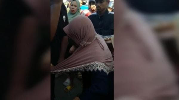 Tertangkap Curi Tas di Lapak Pedagang Pasar Wameo Baubau, Seorang Ibu Nyaris Diamuk Warga Tertangkap Curi Tas di Lapak Pedagang Pasar Wameo Baubau, Seorang Ibu Nyaris Diamuk Warga
