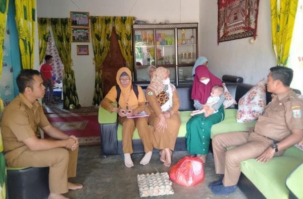 Kepala Kampung Negeri Baru Berikan Bantuan Bayi dengan Gizi Buruk Kepala Kampung Negeri Baru Berikan Bantuan Bayi dengan Gizi Buruk