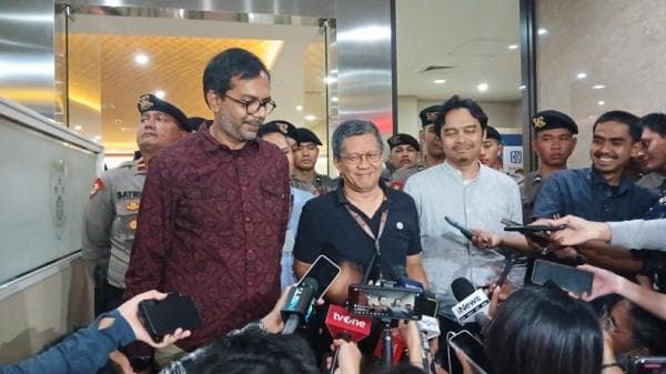 9 Jam Diperiksa Penyidik Bareskrim, Rocky Gerung Dicerca 70 Pertanyaan 9 Jam Diperiksa Penyidik Bareskrim, Rocky Gerung Dicerca 70 Pertanyaan