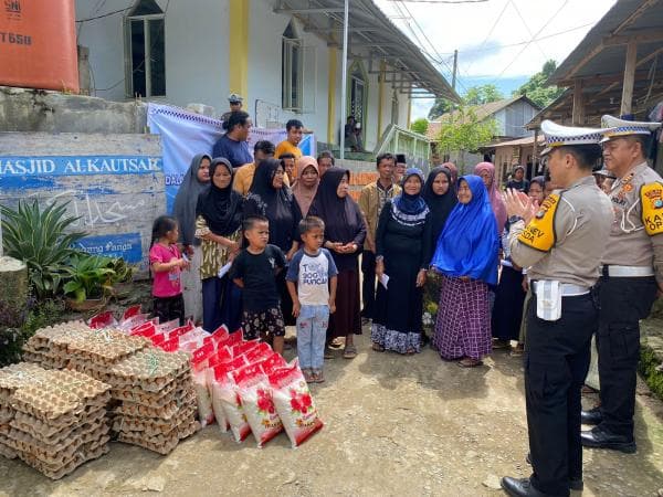 Meriahkan HUT Lalu Lintas ke 68, Ditlantas Bagi-bagi Sembako di Tempat Ibadah Meriahkan HUT Lalu Lintas ke 68, Ditlantas Bagi-bagi Sembako di Tempat Ibadah