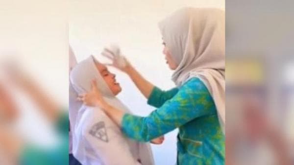Moment Lucu Guru SMA Ini Hapus Makeup Siswinya, Mau ke Sekolah Apa Mall Moment Lucu Guru SMA Ini Hapus Makeup Siswinya, Mau ke Sekolah Apa Mall