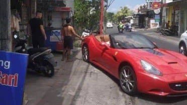 Viral Supercar Isi Bensin Eceran di Bali, Netizen: Gak Bahaya Ta Viral Supercar Isi Bensin Eceran di Bali, Netizen: Gak Bahaya Ta