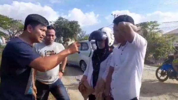 2 ASN di Koltim Ditangkap Saat Mengambil Paket Sabu 2 ASN di Koltim Ditangkap Saat Mengambil Paket Sabu