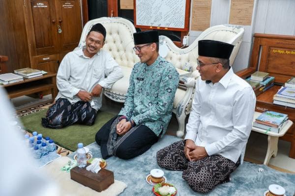 Sowan ke Gus Baha, Bacawapres Sandiaga Uno Dapat Pesan Untuk Jaga Kekeluargaan Bangsa Indonesia Sowan ke Gus Baha, Bacawapres Sandiaga Uno Dapat Pesan Untuk Jaga Kekeluargaan Bangsa Indonesia