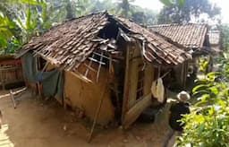 Tak Kunjung Ada Perbaikan Satu Keluarga di Cibokor Terpaksa Numpang Tidur ke Tetangga