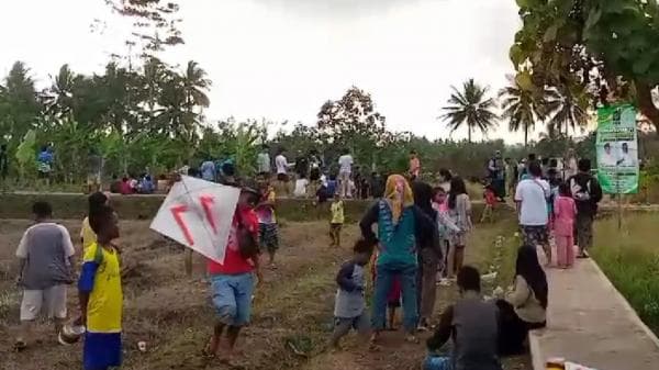 Warga Citapen Ciamis, Antusias Ikuti Lomba Layang-layang yang Digelar Caleg dari PKB Warga Citapen Ciamis, Antusias Ikuti Lomba Layang-layang yang Digelar Caleg dari PKB