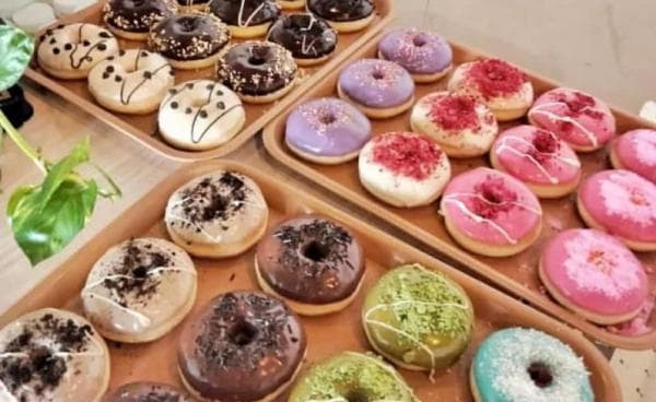 Mencicipi Jajanan Ponorogo Semesta Donuts, Rasanya Lembut Cocok Buat Oleh Oleh Mencicipi Jajanan Ponorogo Semesta Donuts, Rasanya Lembut Cocok Buat Oleh Oleh