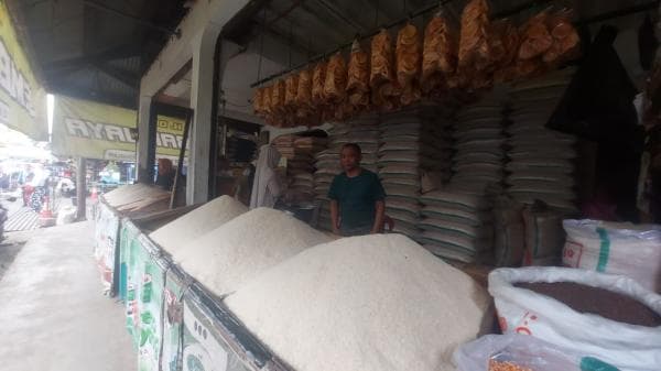 Harga Beras di Pasar Induk Cikurubuk Tasikmalaya Belum Mengalami Penurunan, Warga: Cepat Normal Saja Harga Beras di Pasar Induk Cikurubuk Tasikmalaya Belum Mengalami Penurunan, Warga: Cepat Normal Saja
