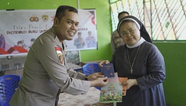 Peduli Literasi, Polres TTU Distribusi Buku ke Panti Asuhan Brayat Pinuji Kefamenanu Peduli Literasi, Polres TTU Distribusi Buku ke Panti Asuhan Brayat Pinuji Kefamenanu
