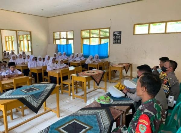 Polres Cianjur Berikan Wawasan dan Pendidikan Karakter Polres Cianjur Berikan Wawasan dan Pendidikan Karakter