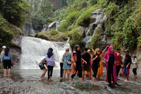 Musim Kemarau Wisatawan di Curug Luhur Cibinong Cianjur Alami Penurunan Musim Kemarau Wisatawan di Curug Luhur Cibinong Cianjur Alami Penurunan