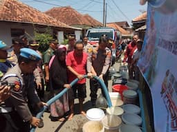 Warga Desa di Kuningan Alami Kekeringan, Polisi Bantu Distribusikan Air Bersih