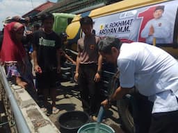 Warga di Kuningan Kesulitan Air Bersih, Rokhmat Ardiyan Turun Kirim Bantuan 2 Tangki Air