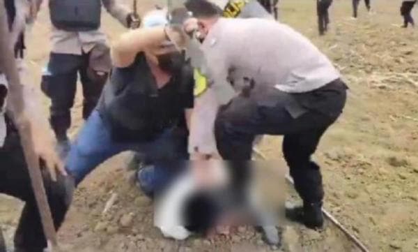 Viral Anggota Polisi Injak Kepala Warga Saat Pengamanan Eksekusi Lahan Viral Anggota Polisi Injak Kepala Warga Saat Pengamanan Eksekusi Lahan