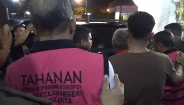 Diduga Korupsi Dana Bansos Covid-19, 2 Eks Pejabat dan 1 Eks Anggota DPRD Ditahan Kejari Purwakarta Diduga Korupsi Dana Bansos Covid-19, 2 Eks Pejabat dan 1 Eks Anggota DPRD Ditahan Kejari Purwakarta