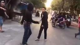 Video 2 Pemuda di Takalar Sulsel Duel dengan Senjata Tajam di Tengah Jalan Viral!