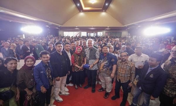 Hadiri Diskusi Kebangsaan, Ganjar Disambut Meriah di Universitas Dr Soetomo Surabaya Hadiri Diskusi Kebangsaan, Ganjar Disambut Meriah di Universitas Dr Soetomo Surabaya