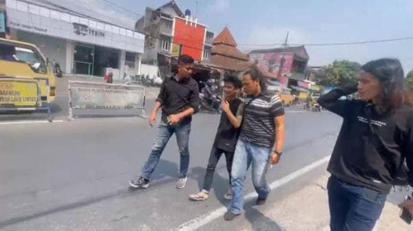 Terduga Pemeran Video Mesum Live Show Ditangkap Tim Peringkus Dadang Buaya Terduga Pemeran Video Mesum Live Show Ditangkap Tim Peringkus Dadang Buaya