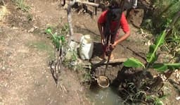Kekeringan, Warga Sukun Ponorogo Rela Jalan Kaki 1 Kilometer untuk Dapat Air