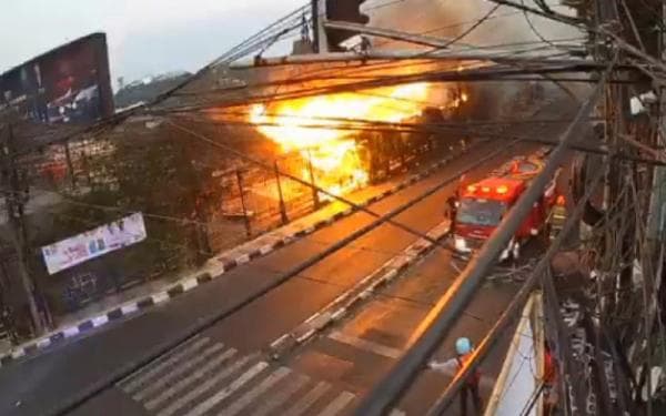 Kebakaran Simpang Gandok Bandung, Bunyi Bak Petasan Meletus Kebakaran Simpang Gandok Bandung, Bunyi Bak Petasan Meletus