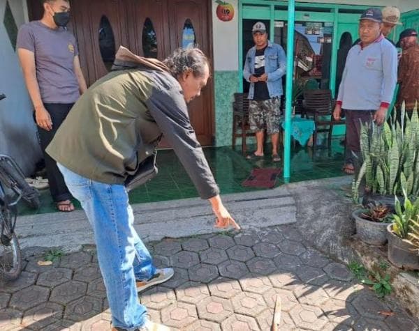 Tusuk Istri Siri hingga Tewas, Pria di Kota Batu Ditemukan Tewas Gantung Diri Tusuk Istri Siri hingga Tewas, Pria di Kota Batu Ditemukan Tewas Gantung Diri