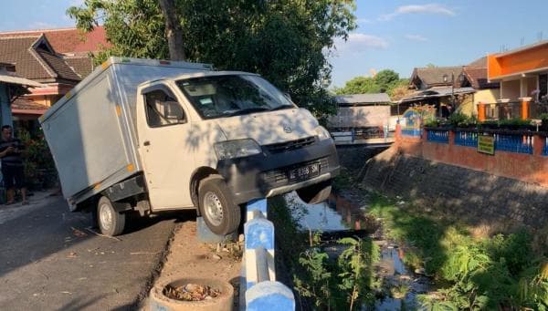 Kecelakaan Mobil Boks Vs Motor di Ponorogo, Nyaris Tercebur Sungai