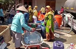 Dampak Kemarau, Warga Desa Harjowinangun Godong Bersyukur Dibantu Air Bersih