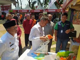 Pj Gubernur Jabar Bey Machmudin Sambangi Bazar Pangan Murah Cianjur