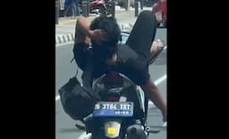 Motoran Sambil Berbaring, Pengendara Ini Ditilang di Jalan Raya Margonda Depok