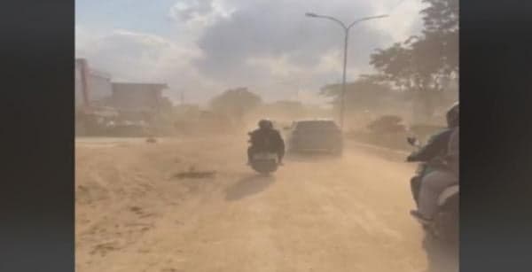 Netizen Sebut Jalan MT Haryono Balikpapan Berdebu Mirip Desa Sunagakure di Film Naruto Netizen Sebut Jalan MT Haryono Balikpapan Berdebu Mirip Desa Sunagakure di Film Naruto
