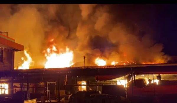Kebakaran Hebat Luluhlantakkan Ratusan Kios dan Lapak Pedagang Pasar Leuwiliang Bogor