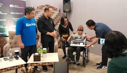 Berbagi Kebaikan Jelang Konser Denny Caknan, IKA UMS Bantu Kursi Roda Adaptif untuk Difabel