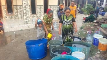 Dampak Kemarau Panjang, Polsek Bojongsari Depok Salurkan 8.000 Liter Air Bersih Dampak Kemarau Panjang, Polsek Bojongsari Depok Salurkan 8.000 Liter Air Bersih