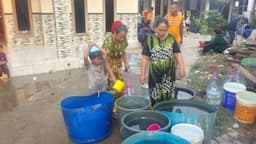 Dampak Kemarau Panjang, Polsek Bojongsari Depok Salurkan 8.000 Liter Air Bersih
