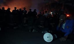 Tak Kunjung Ditemui Pj Gubernur Jabar, Massa Aksi Rela Bermalam di Gedung Sate