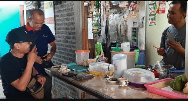 Warung Kopi Jing Hai di Lasem, Warung Kopi Toleransi, Pelanggannya Beragam Warung Kopi Jing Hai di Lasem, Warung Kopi Toleransi, Pelanggannya Beragam