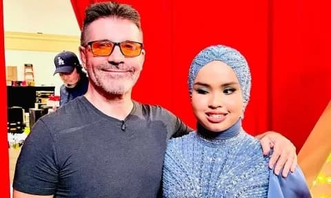 Putri Ariani Diapresiasi Simon Cowell saat Final AGT 2023 Putri Ariani Diapresiasi Simon Cowell saat Final AGT 2023