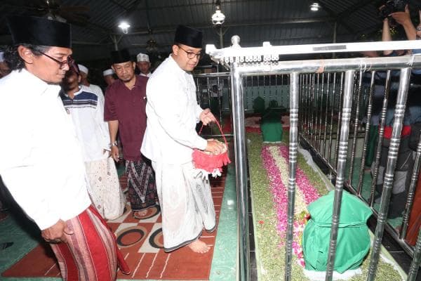 Anies Baswedan Ziarah ke Makam Sayyid Ali Asghor Basyaiban di Ponpes Ndresmo Anies Baswedan Ziarah ke Makam Sayyid Ali Asghor Basyaiban di Ponpes Ndresmo