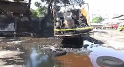 Diduga Kabel Mesin Korslet, Truk Ekspedisi Hangus Terbakar di Pergudangan Kota Makassar