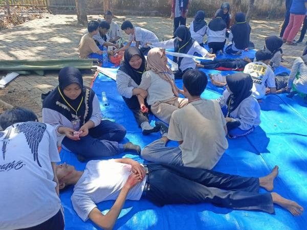 Belasan Peserta Diklat PMR Armadaya SMK Perdana 1 Surabaya Digembleng di Malang Belasan Peserta Diklat PMR Armadaya SMK Perdana 1 Surabaya Digembleng di Malang