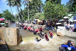 Keseruan Lomba Arung Sungai Surakatiga di Kabupaten Kuningan, Peserta Gunakan Ban Bekas