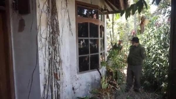 Miris! Perempuan Tua Hidup tanpa Air dan Listrik di Rumah Mewah Terbengkalai di Bandung Miris! Perempuan Tua Hidup tanpa Air dan Listrik di Rumah Mewah Terbengkalai di Bandung