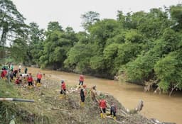 400 Personel Gotong Royong Bersihkan Aliran Sungai Deli di Jalan Pertempuran Medan Barat