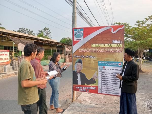 Unik, Pemilik Warung Ikan Bakar di Sidoarjo Ini Bergaya Caleg untuk Promosikan Kulinernya Unik, Pemilik Warung Ikan Bakar di Sidoarjo Ini Bergaya Caleg untuk Promosikan Kulinernya