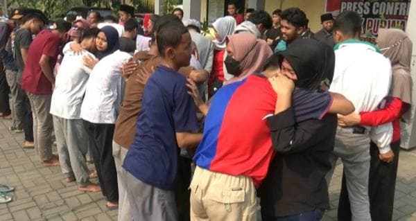 Garang Saat Tawuran, 18 Pelajar di Cilegon Menangis Histeris Ketemu Orang Tuanya Usai Ditangkap Garang Saat Tawuran, 18 Pelajar di Cilegon Menangis Histeris Ketemu Orang Tuanya Usai Ditangkap
