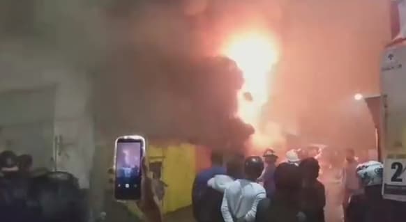 Dua Gudang Penyimpanan Ban Bekas di Jalan Bandang Hangus Terbakar, 9 Unit Damkar Dikerahkan Dua Gudang Penyimpanan Ban Bekas di Jalan Bandang Hangus Terbakar, 9 Unit Damkar Dikerahkan